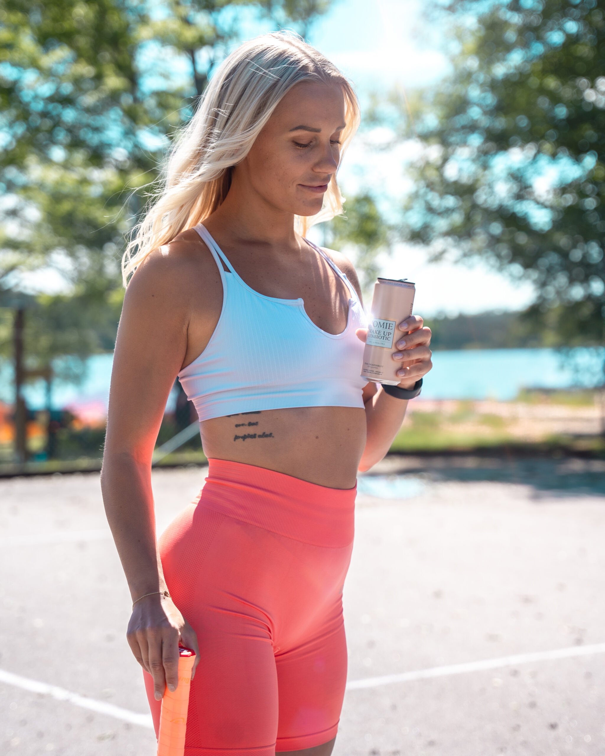 Sportlerin mit HOMIE Wake Up Synbiotic im Freien