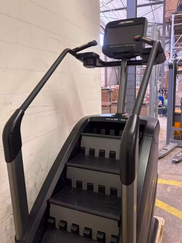 Life Fitness Elevation Series Powermill with Discover SE Console | Occasion