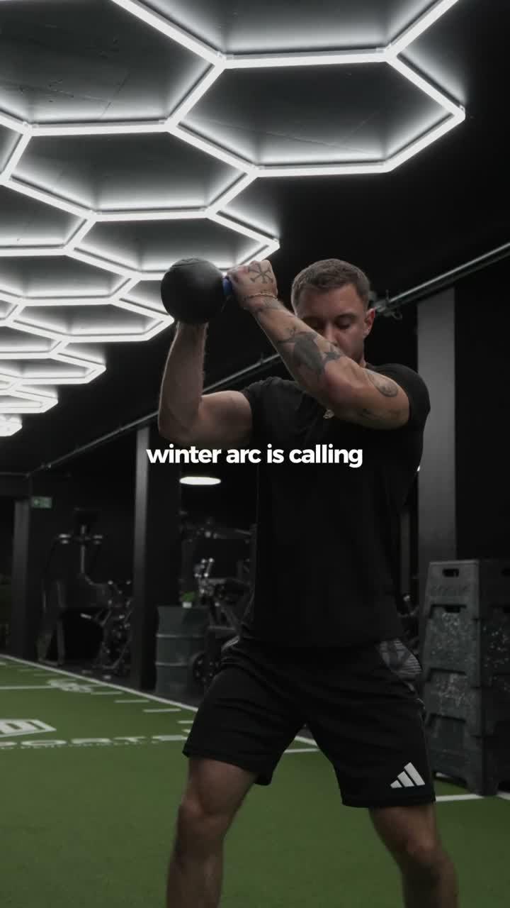Krafttraining mit einer Kettlebell aus dem Winter-Arc-Reel
